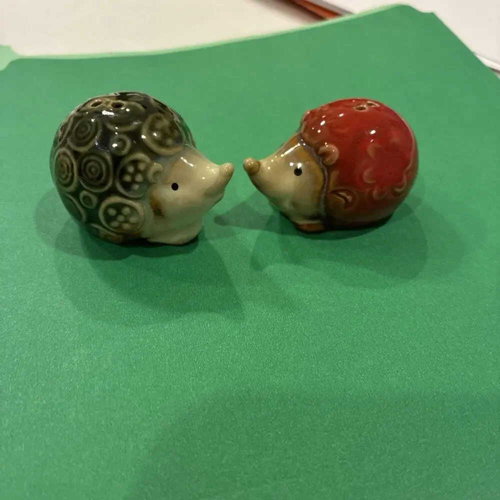 Vintage Hedgehog Salt Pepper Shakers Red Green Floral Swirl Mini 2